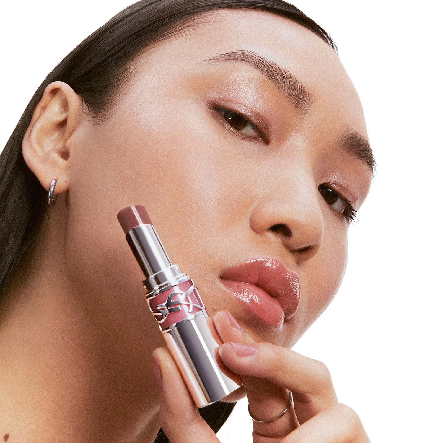 LOVESHINE EL NUEVO LABIAL DE ALTO BRILLO (LABIAL EN BARRA CON EFECTO BRILLOSO)